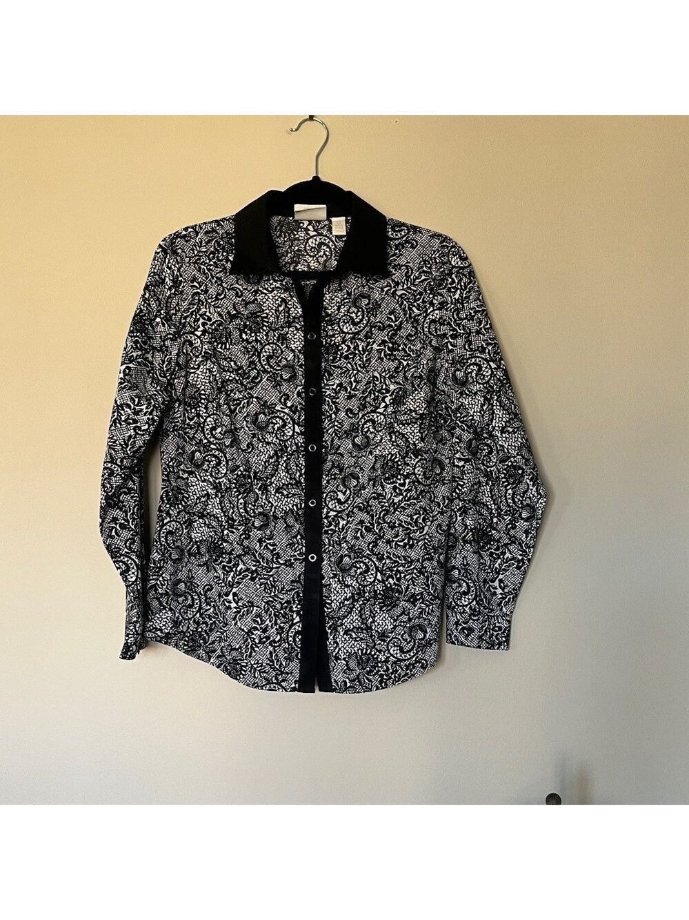 Chico's Black and White Print No Iron Button Down Blouse (SIZE 0)